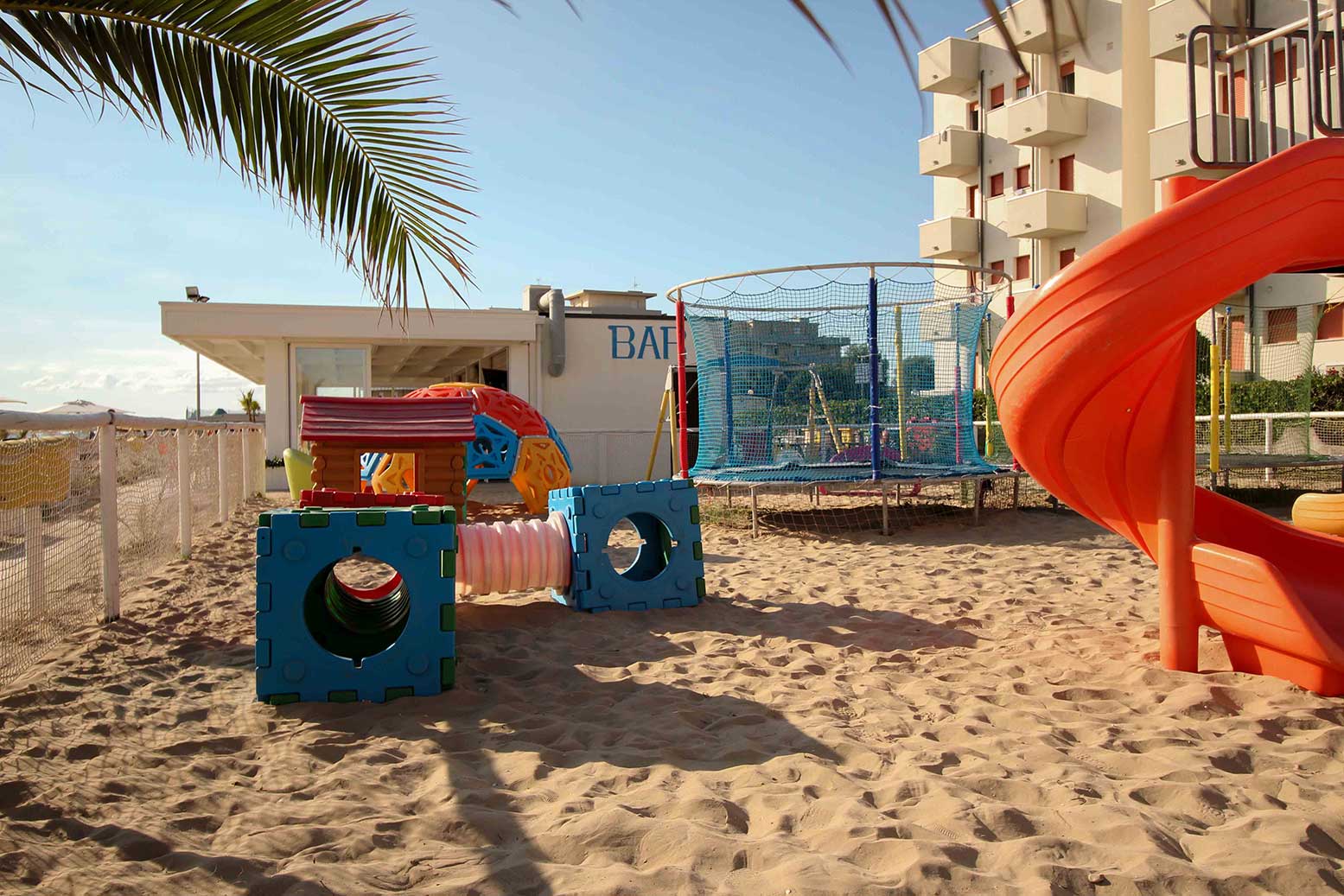 200 mq di parco giochi recintato, per far giocare i tuoi bambini in sicurezza.